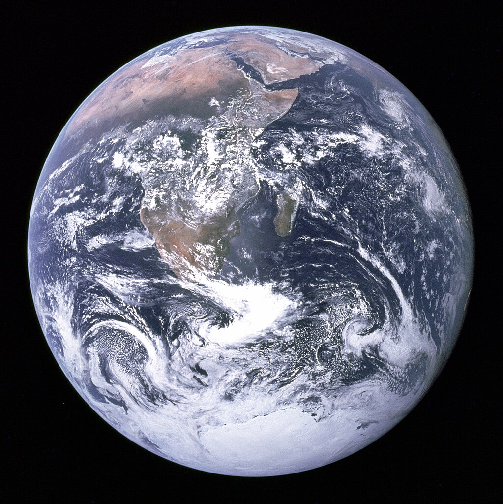 “The Blue Marble“, aufgenommen am 7. Dezember 1972 von der “Apollo 17”-Crew auf dem Weg zum Mond. Bild: NASA, gemeinfrei